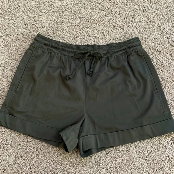 Lou Grey short size small